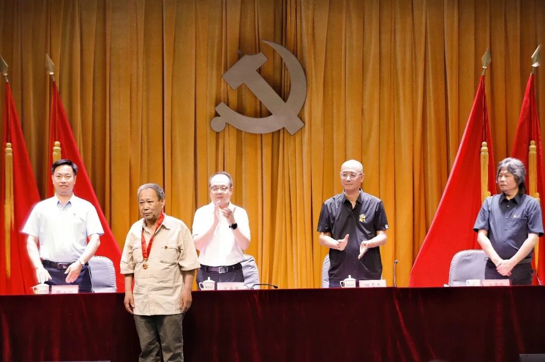 师生党员代表300余人参加大会